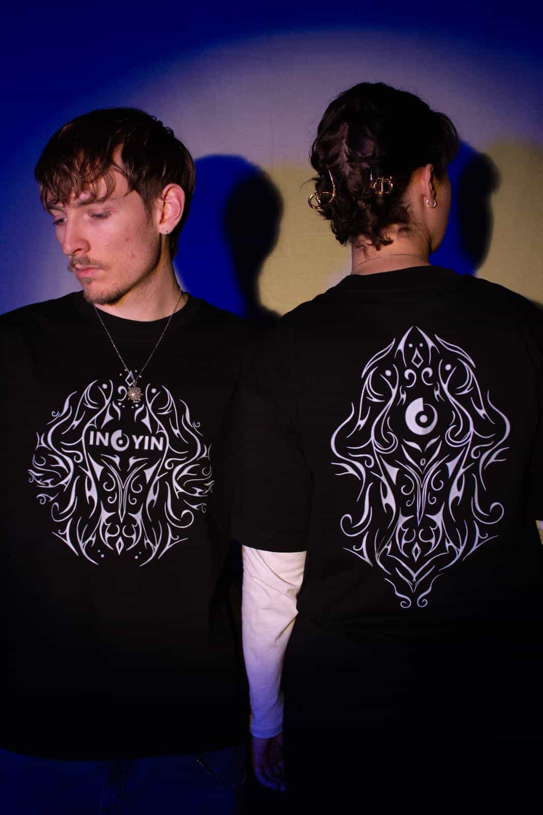 Ein Foto von Ino Yin und seinem Merch mit dem Motiv auf der Vorderseite und auf der Rückseite